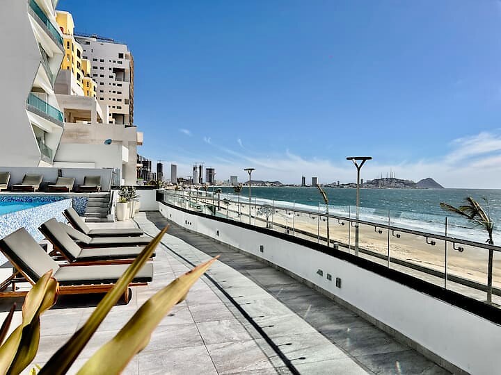 Camastros y vista al Malecón en las áreas comunes de Altomare