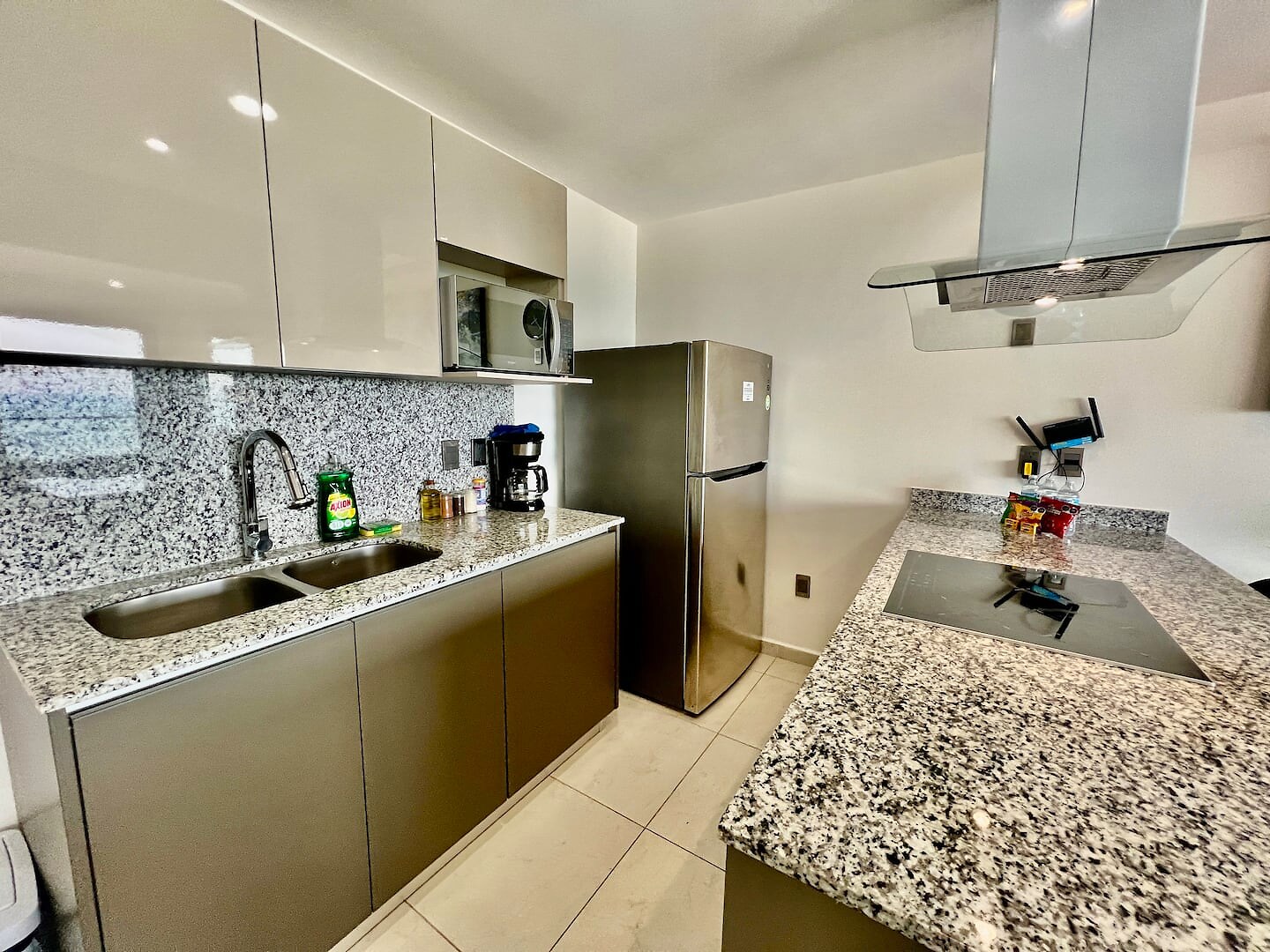 Cocina equipada de Altomare 803 con barra de granito