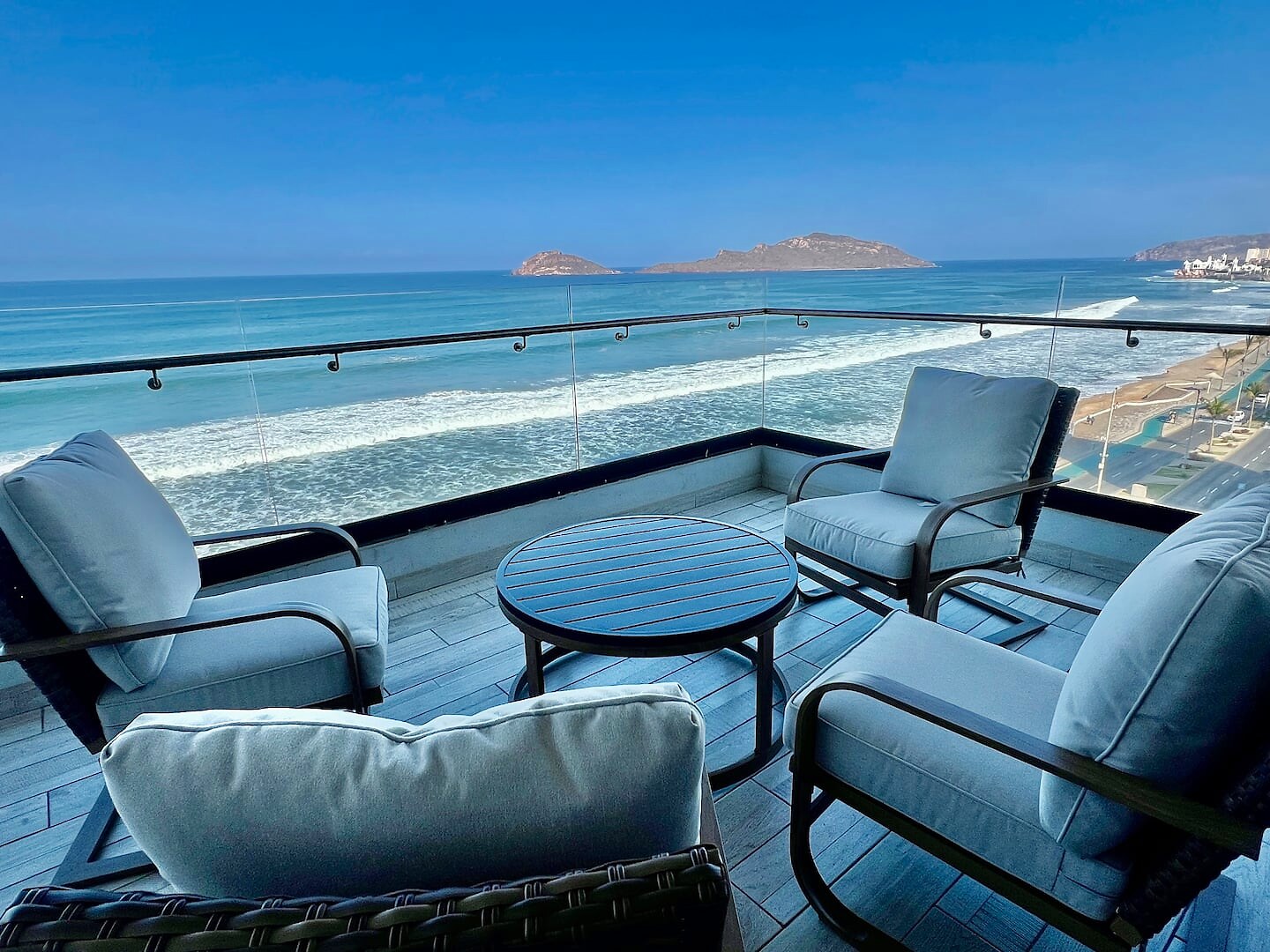 Terraza amueblada de Altomare 803 frente al mar y las islas de Mazatlán