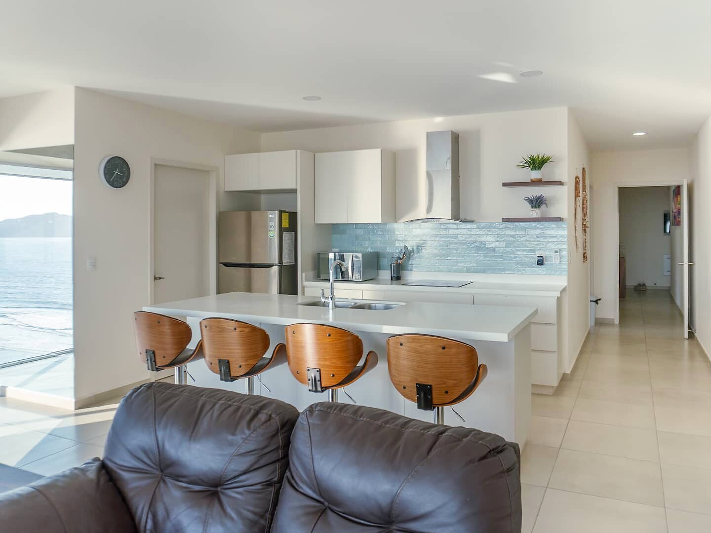 Cocina equipada con barra para cuatro personas en Cristal Bay 1301