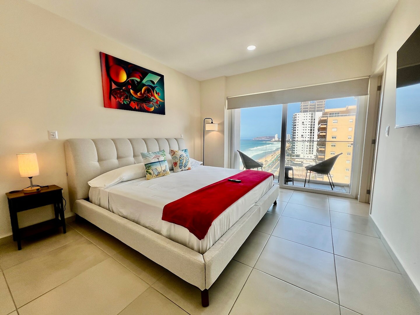 Recámara principal de Cristal Bay 1301 con cama king size y acceso al balcón