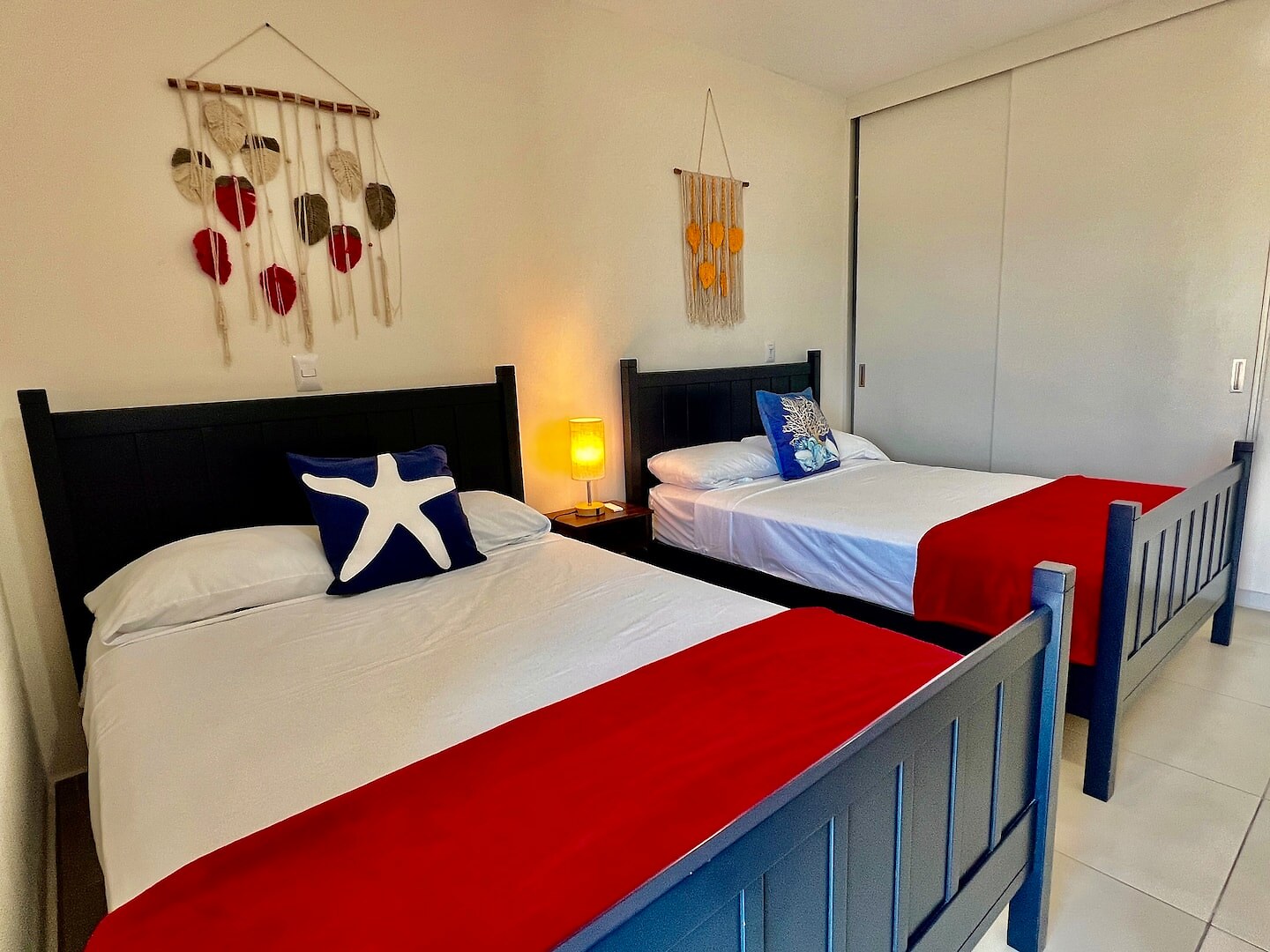 Segunda recámara de Cristal Bay 1301 con dos camas matrimoniales