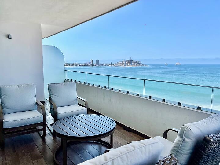 Terraza amueblada de Cristal Bay 1301 frente al Pacífico