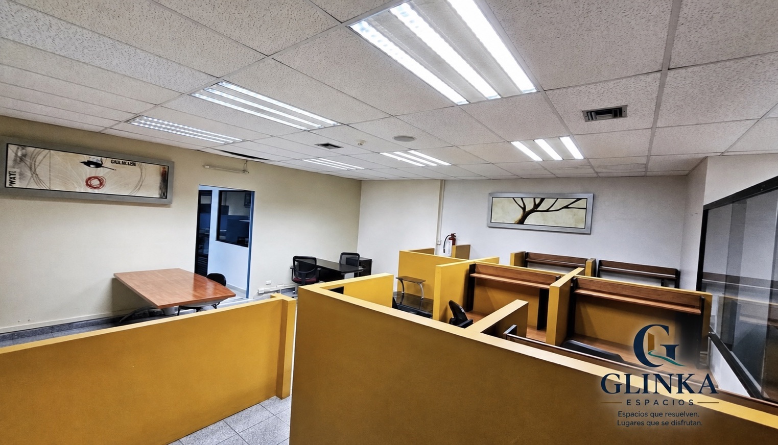 Vista general del área abierta con módulos de escritorio
