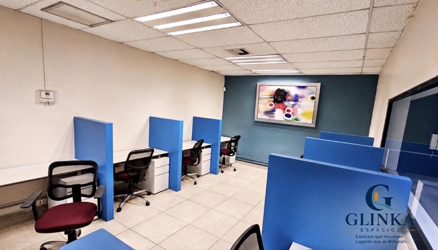 Estaciones amuebladas con separadores azules