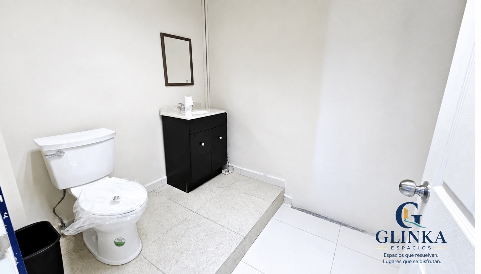 Medio baño de la Oficina Lizardi