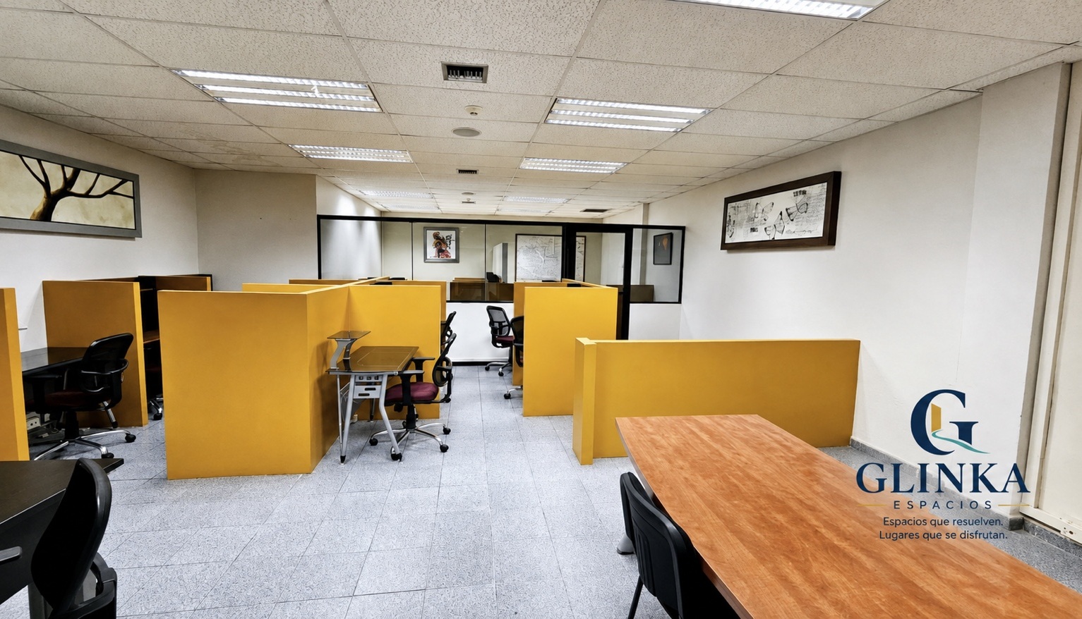 Módulos de trabajo con escritorios, sillas y separadores