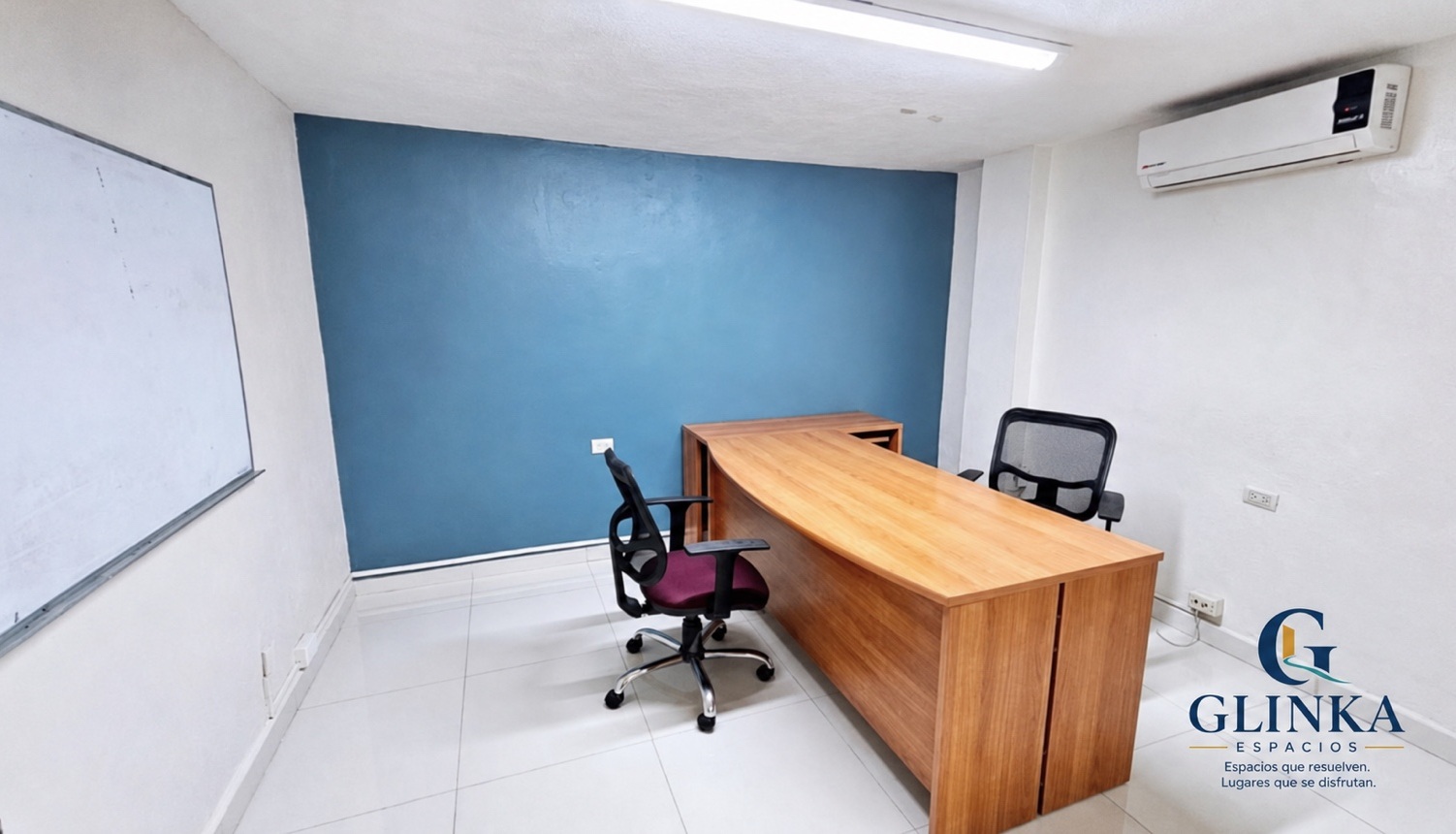 Privado ejecutivo amueblado con escritorio y sillas